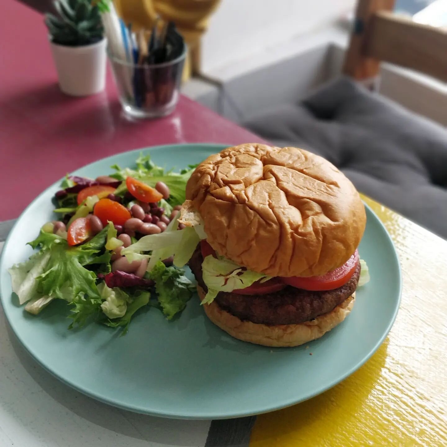 /// WEEKEND SPECIAL! ///
Vegan BRRGRRR. 
Big fat juicy vegan burger with crisp tomato &amp; lettuce and homemade burger sauce! Served with a wee side salad and you can add cheese and bacon! 
It'll be going on Deliveroo as well so keep your peepers pe